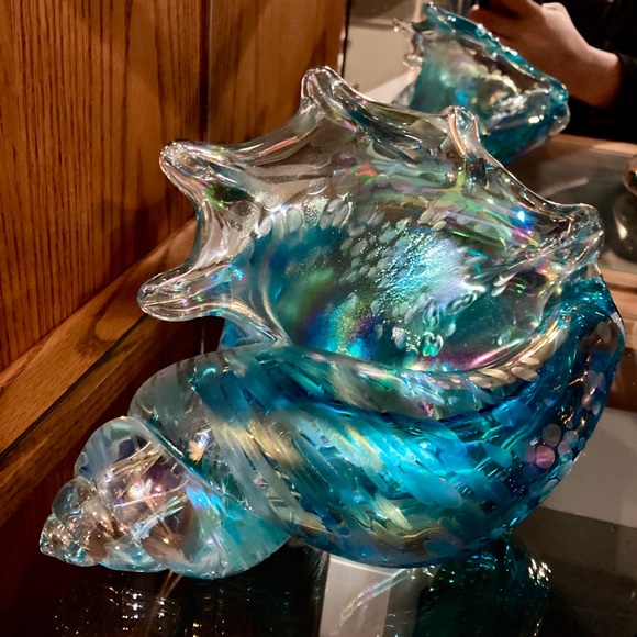“Wilson” Large Iridescent Glass Conch Shell - Picture 7 of 7